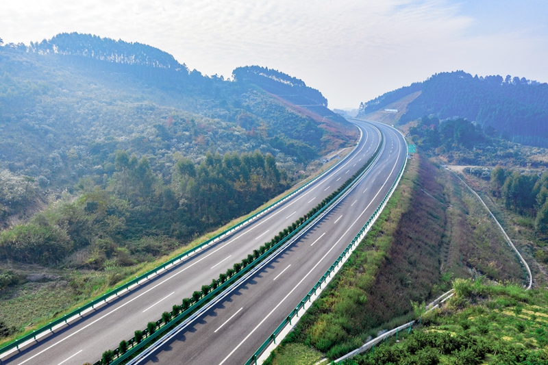 6.高速公路與群山相連，植被覆蓋率高，與原生態(tài)環(huán)境恢復(fù)有機(jī)結(jié)合.jpg
